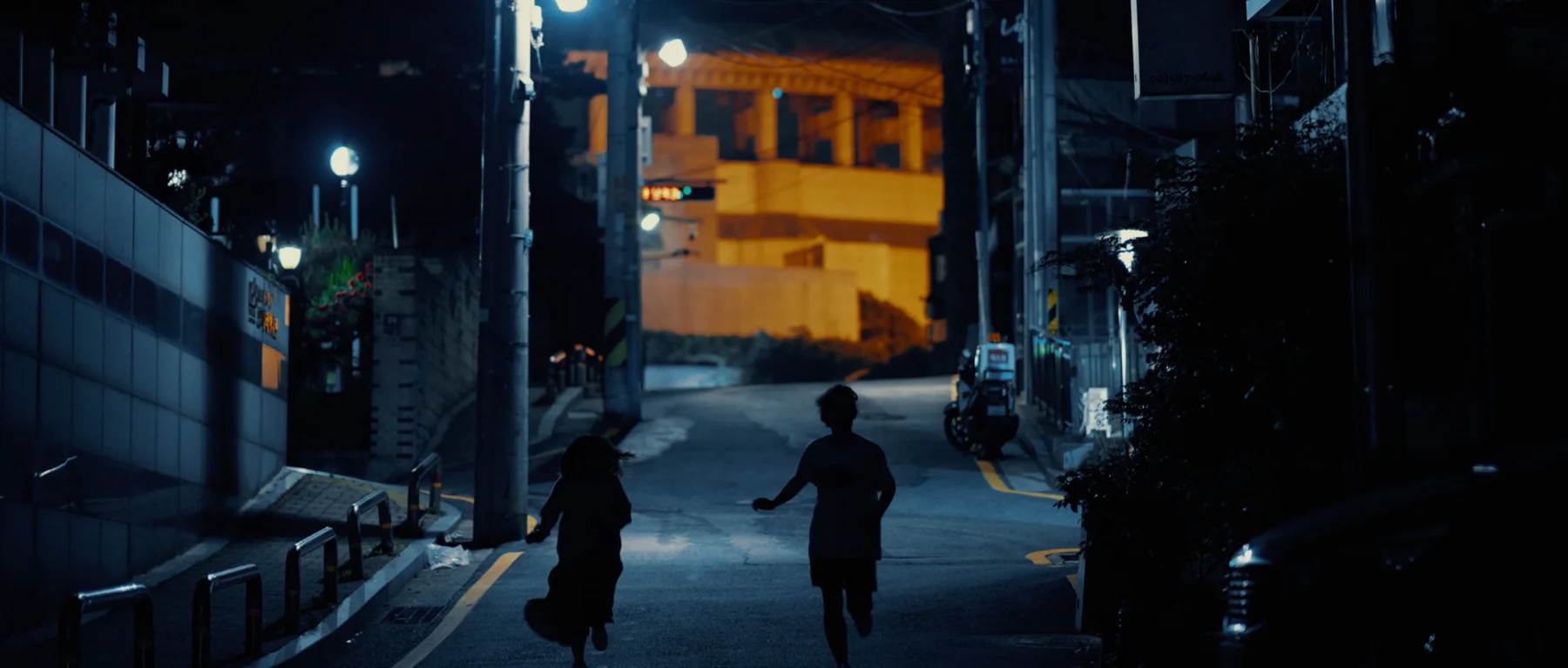 Old Neighborhood with Greeny Trees — film still 4